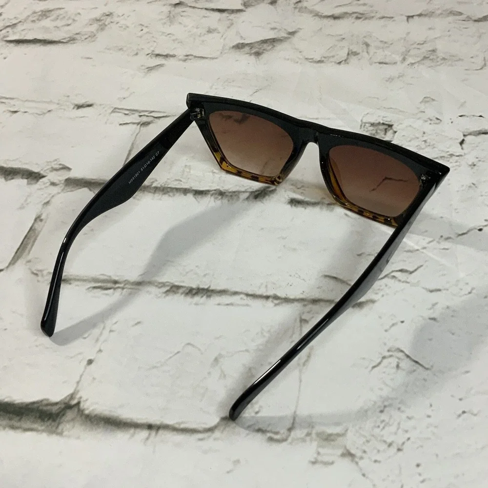 Plastic Sunglasses Unbranded Tortoise Shell Print Scuffed Brown Lenses
